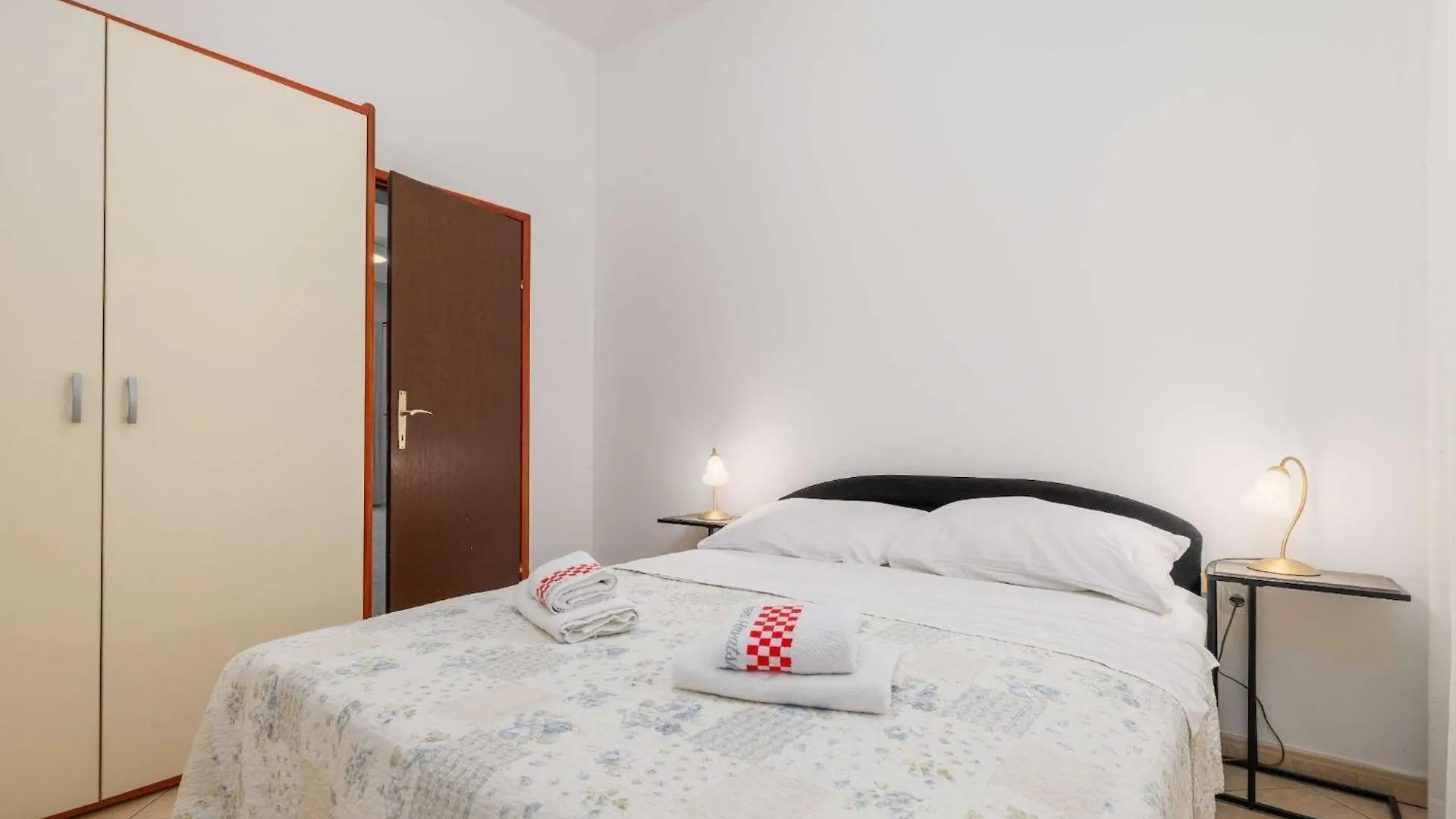 Wonderful Krk Island Stay Shared Pool, Grill Patio, And Nearby Beaches - Two Bedroom Apartment Krk Town