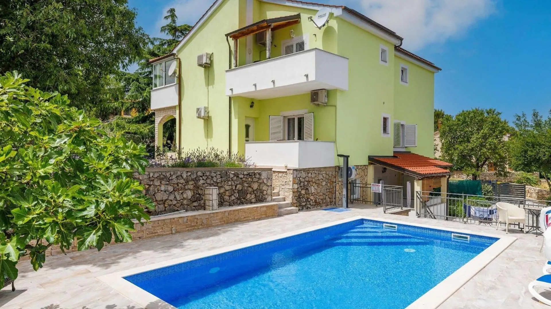 Wonderful Krk Island Stay Shared Pool, Grill Patio, And Nearby Beaches - Two Bedroom Apartment Krk Town Croatia